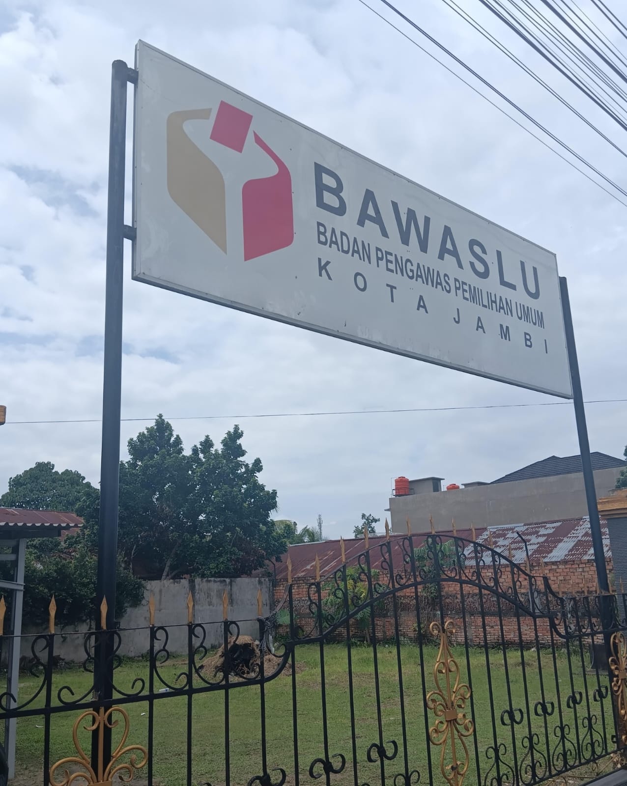Sekretariat Bawaslu Kota Jambi, Sungai Kambang, Jalan Kolonel Amir Hamzah, Simpang IV Sipin, Telanai Pura , Kota Jambi