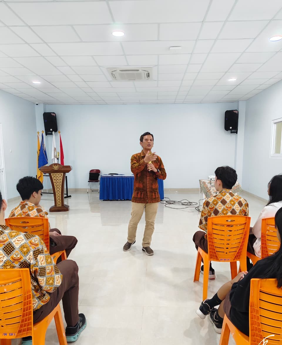 Hazairin, Kordiv Pencegahan, Parmas dan Humas Bawaslu Kota Jambi menyampaikan edukasi pemilih pemula didepan siswa Xaverius 1 Jambi