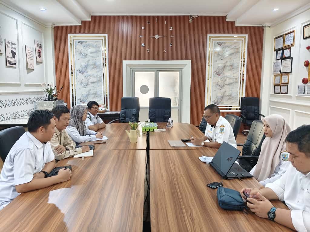 Sebelah kanan Foto adalah tim Bawaslu Kota Jambi, Urutan bawah ke atas; Ketua Bawaslu Kota Jambi;Alamsah, Kordiv P2H ;Hazairin, dan Staff; Noorlaisa, Azimuddin dan sebela kanan adalah Tim Disdukcapil Kota Jambi ; kepala bidang pengelola informasi administrasi kependudukan ; Agung Hidayat, Staff Disdukcapil, Kepala Disdukcapil ; Nirwan