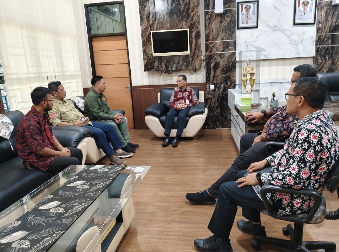 Ketua Bawaslu Kota Jambi Alamsah dan anggota Hazairin koordinasi dengan Plt Kepala BKPSDMD Kota Jambi, Pahlewi beserta Kabid Mutasi dan promosi dan Kabid PKAP