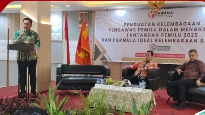 Ketua Bawaslu Kota Jambi, Memberikan sambutan pada Kegiatan Penguatan Kelembagaan, Angggota DPR RI, Puadi (Tengah) dan Ketua Bawsalu Provinsi Jambi, Wein Arifin (Kanan), Jumat (12/9/2025).