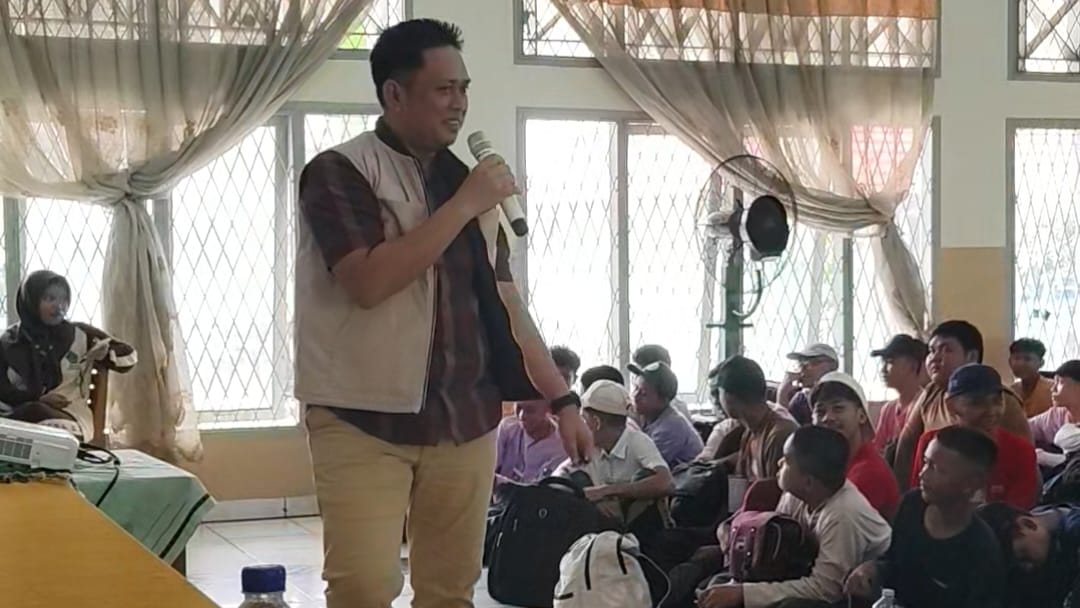 Kordiv Pencegahan, Parmas dan Humas Bawaslu Kota Jambi, Alamsah menyampaikan materi sosialsiasi kepada siswa baru MAN 2 Kota Jambi, Kamis (10/7/2025)