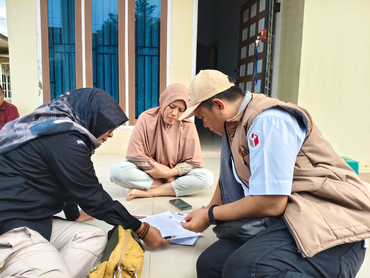 Kordiv Pencegahan, Parmas dan Humas Bawaslu Kota Jambi, Alamsah bersama anggota KPU Kota Jambi mengecek Kartu Keluarga dan KTP Pemilih.