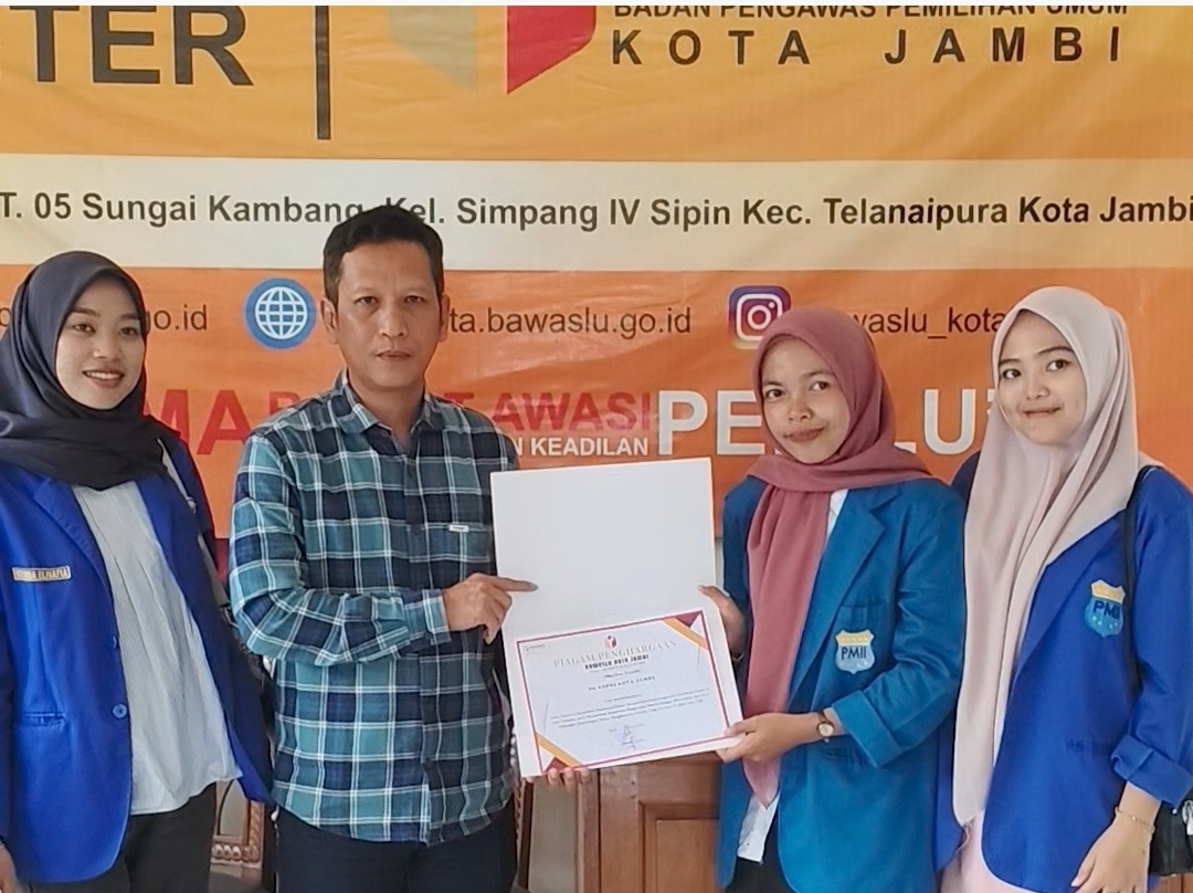 Foto Bersama penyerahan sertifikat penghargaan diskusi konsolidasi demokrasi kepada PC Kopri PMII Kota Jambi, Selasa (10/2/2026). 