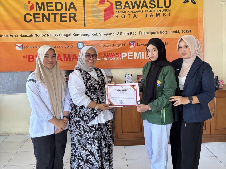 Foto bersama penyerahan sertifikat diskusi konsolidasi demokrasi dengan Kohati Cabang Jambi