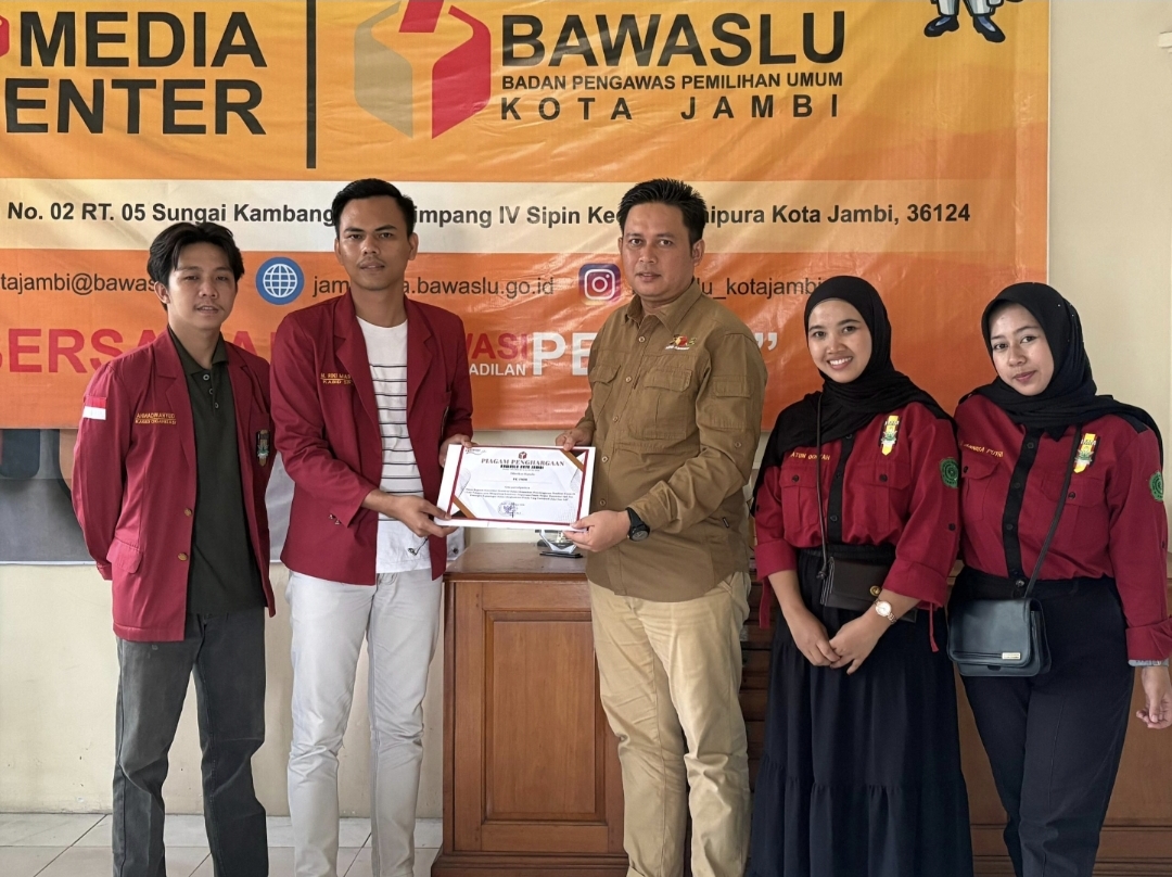 Foto Bersama Penyerahan sertifikat diskusi konsolidasi demokrasi dengan PC IMM Kota Jambi