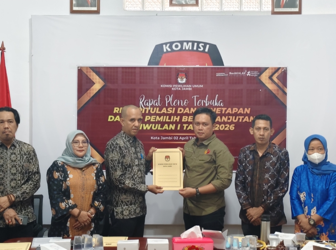 Ketua Bawaslu Kota Jambi, Alamsah menerima Berita Acara Pleno PDPB TW I tahun 2026, Kamis (2/4/2026). 