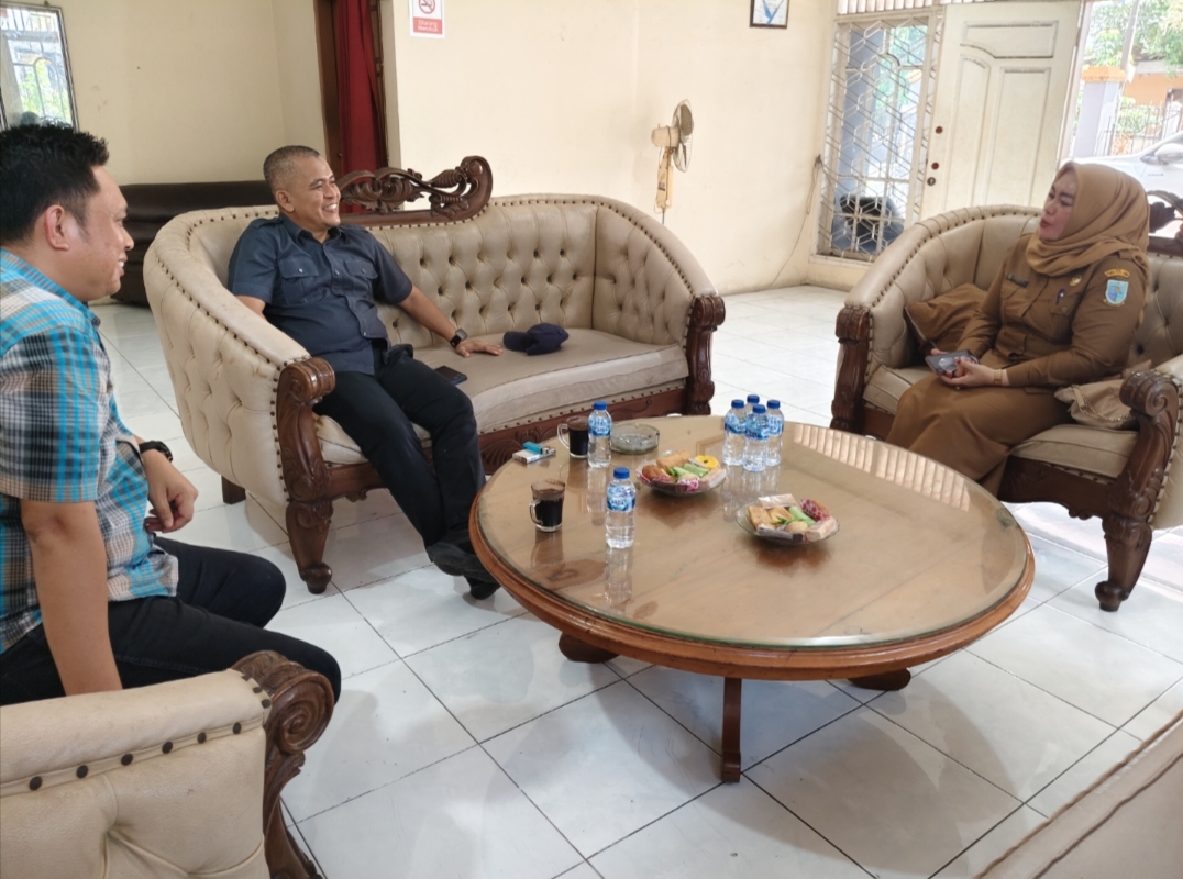 Monev Ketua Bawaslu Provinsi Jambi, Wein Arifin disambut oleh Ketua Bawaslu Kota Jambi, Alamsah dan Koordinator Sekretariat, Henty Wilda, Selasa (7/4/2026). 