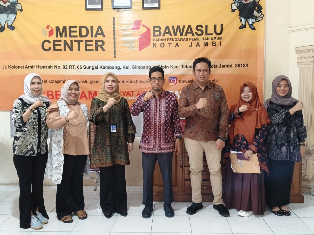 Foto Bersama Anggota Bawaslu Provinsi Jambi, Ari Juniarman bersama Ketua Bawaslu Kota Jambi, Alamsah dan Kordiv PP Datin, Sinta Febria Ningsih bserta staf, Kamis (9/4/2026). 
