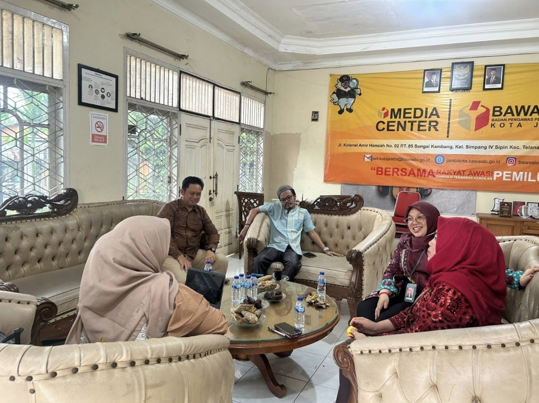 Anggota Bawaslu Provinsi Jambi, Rofiqoh Pebrianti disambut Ketua dan Anggota Bawaslu Kota Jambi, Kamis (9/4/2026). 