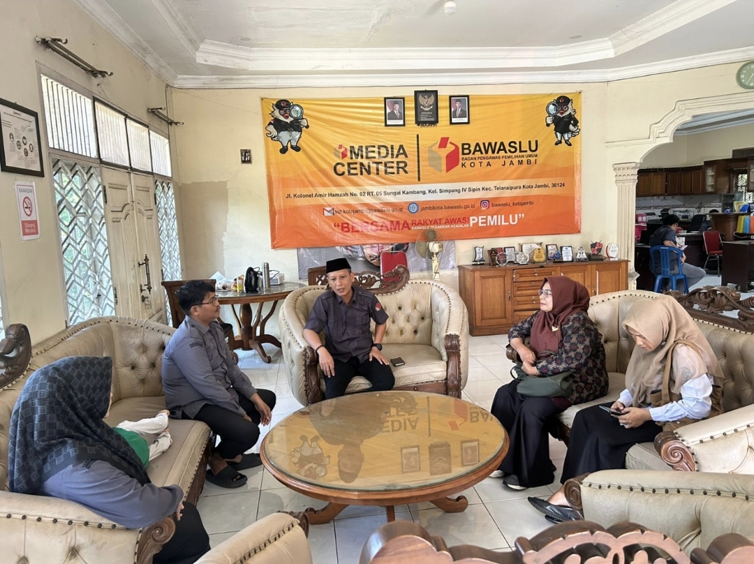 Anggota Bawaslu Kota Jambi, Hazairin melakukan Diskusi konsolidasi demokrasi dengan Ketua BKMM DMI Jambi Mahmudah, Senin (13/4/2026.