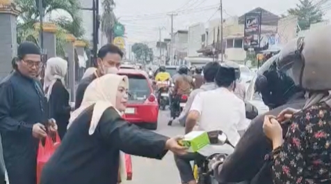 Bawaslu Kota Jambi Berbagi Takjil