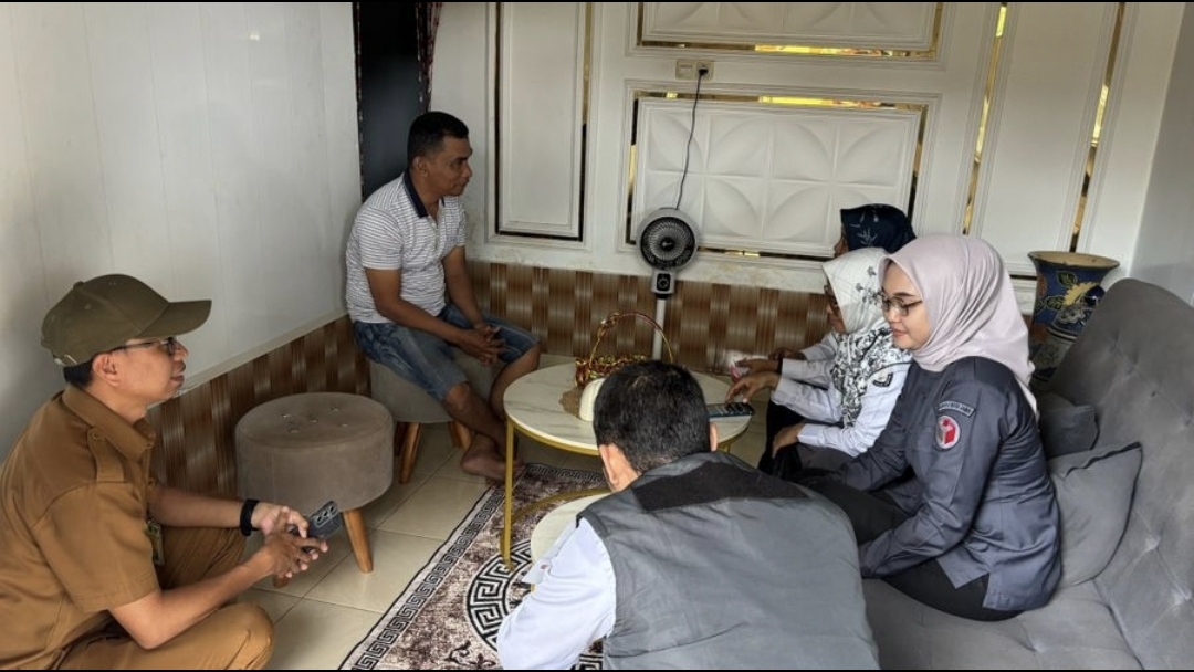 Tim Bawaslu Kota Jambi dan KPU Kota Jambi melakukan Coktas di rumah warga