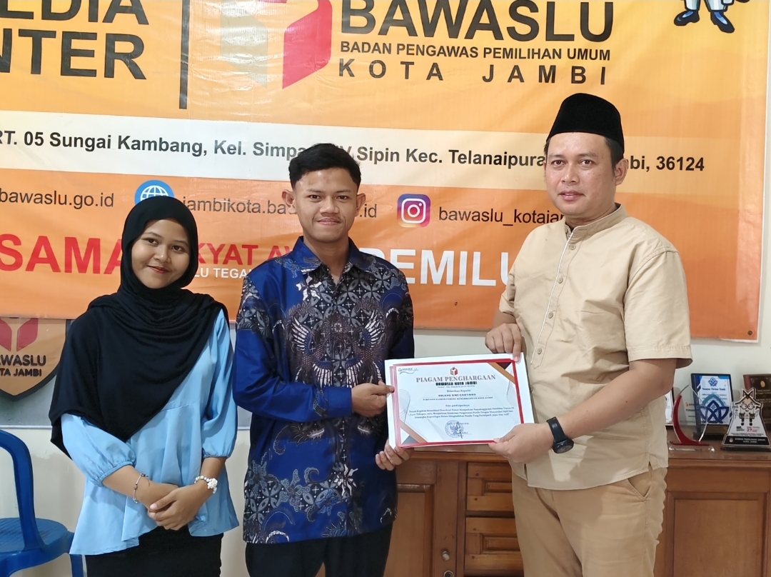 Foto bersama penyerahan sertifikat diskusi konsolidasi demokrasi kepada PD Pemuda Muhammadiyah Kota Jambi