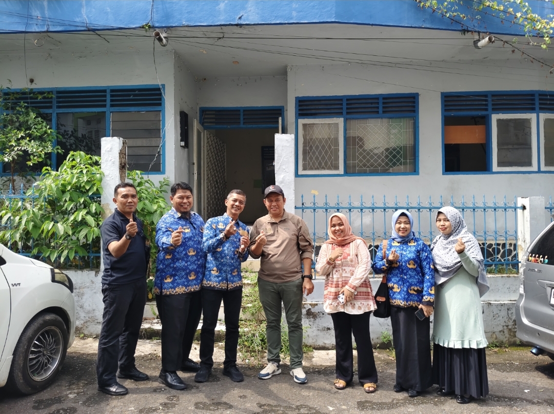 Foto bersama dan penyerahan gembok dari Kabid Aset Pemkot Jambi ke Ketua Bawaslu Kota Jambi