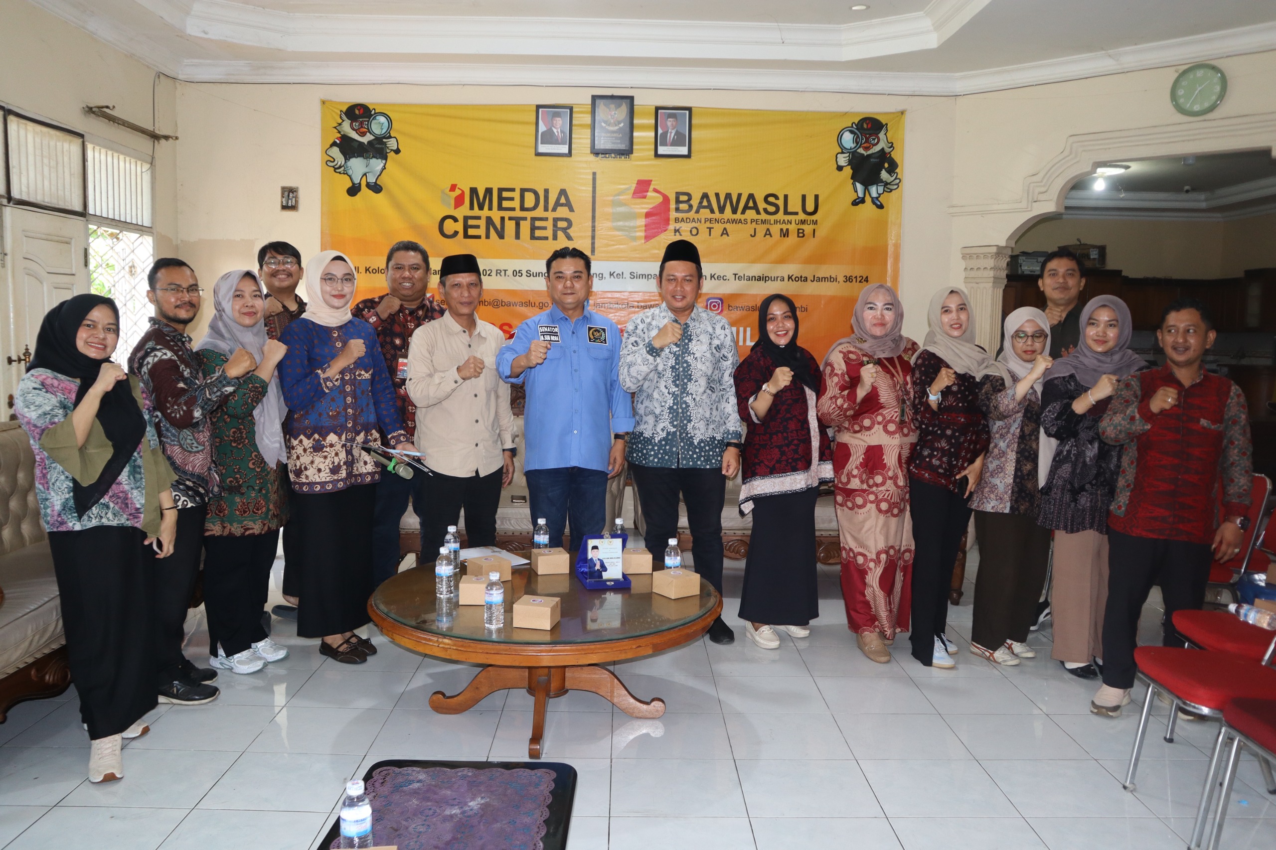 Foto Bersama Kunjungan Reses anggota DPD RI di Bawaslu Kota Jambi