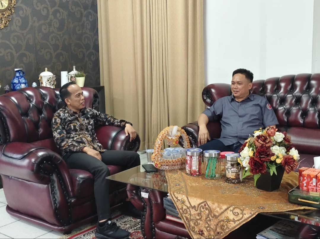 Ketua Bawaslu Kota Jambi, Alamsah diskusi bersama Rektor UNH Jambi, Dr Samsuddin