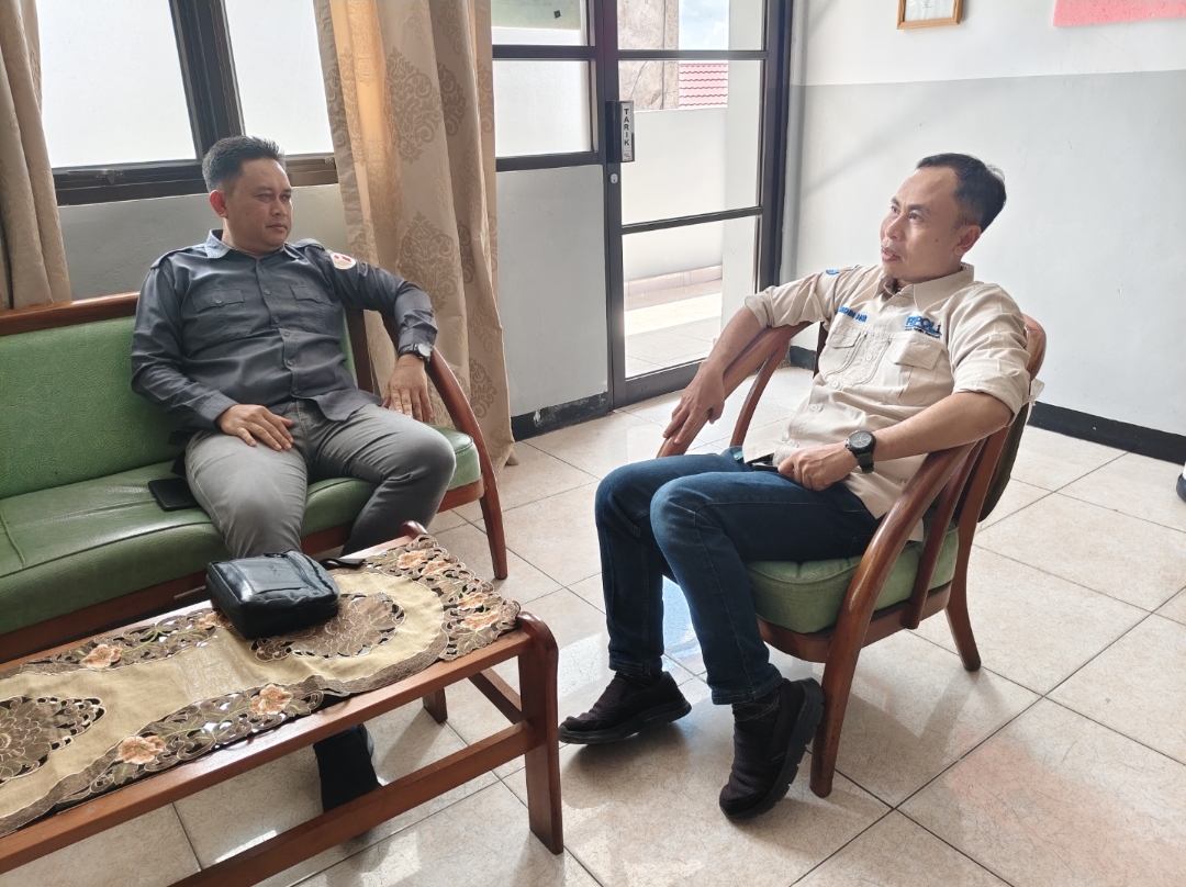 Ketua Bawaslu Kota Jambi, Alamsah diskusi bersama Analis Politik dan Kebijakan UNH Jambi, Dr Pahrudin HM