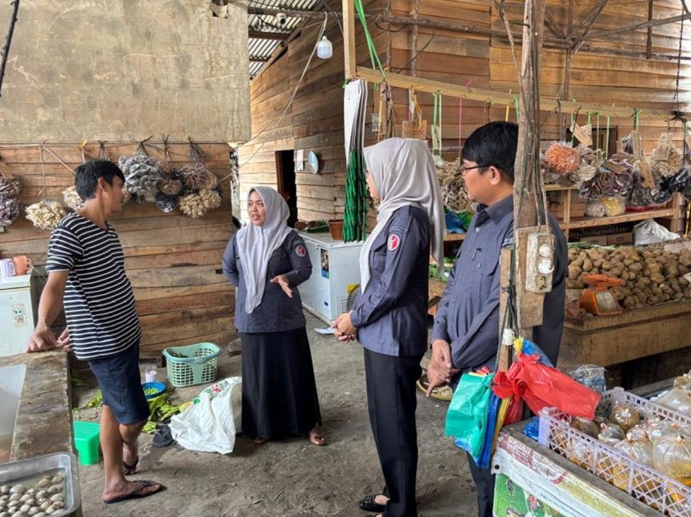 Kordiv PP Datin, Sinta Febria Ningsih Diskusi dengan pedagang sayur