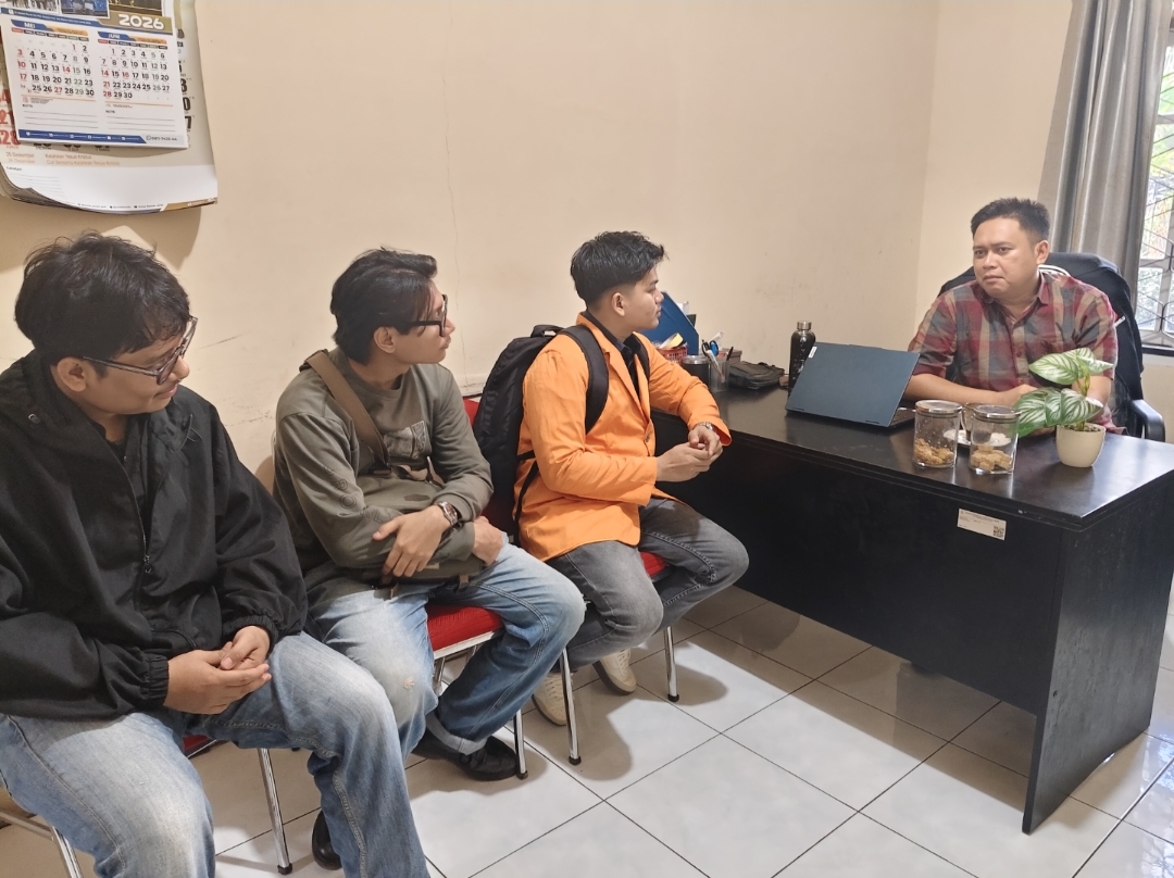 Diskusi Konsolidasi Demokrasi Ketua Bawaslu Kota Jambi, Alamsah bersama Mahasiswa FH Unja