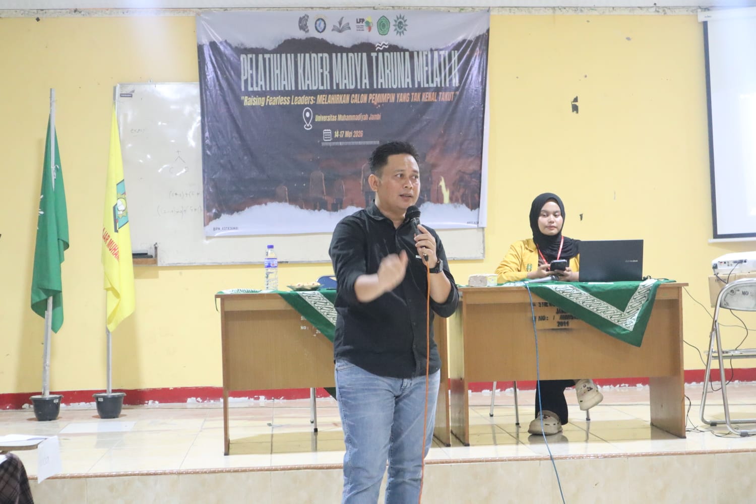 Ketua Bawaslu Kota Jambi, Alamsah memberika materi Pada Kegiatan Pelatihan IPM Jambi