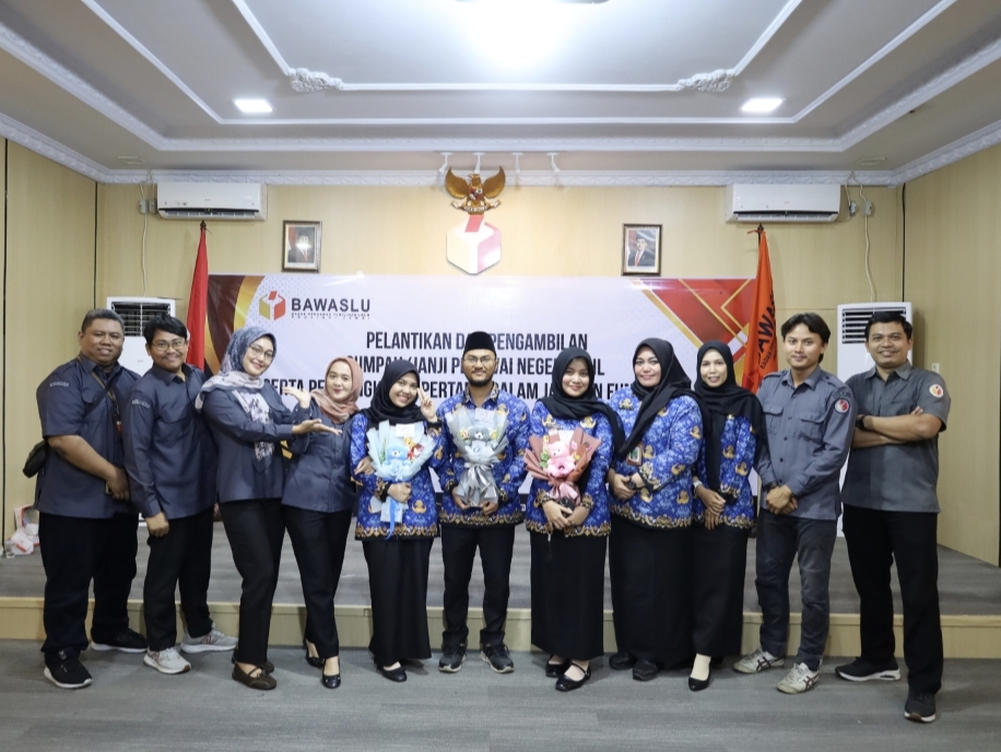 Foto bersama usai pelantikan PNS Bawaslu Kota Jambi bersama staf