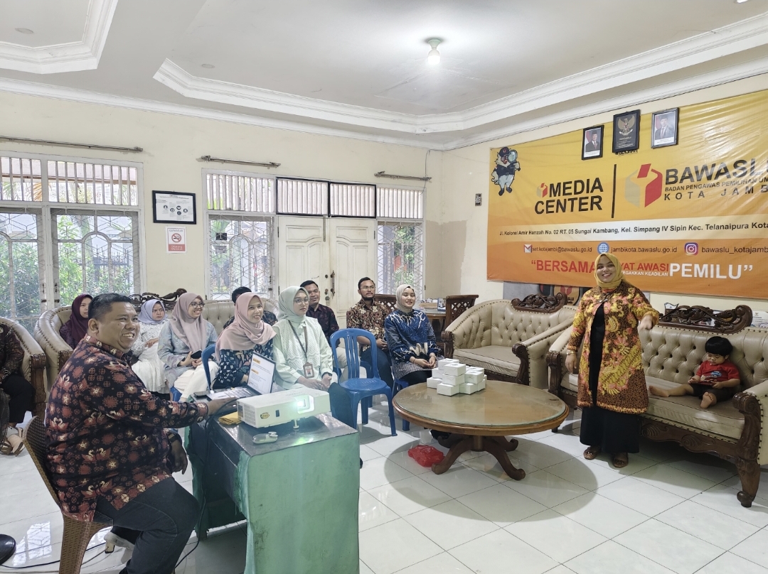 Anggota Bawaslu Kota Jambi, Sinta Febria Ningsih memberikan materi pengelolaan PPID