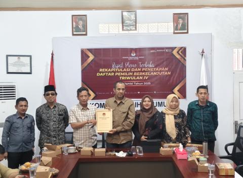 Penyerahan Berita Acara Rapat Pelno PDPB Triwulan IV dari Ketua KPU Kota Jambi Ke Anggota Bawaslu Kota Jambi, Senin (8/12/2025) 