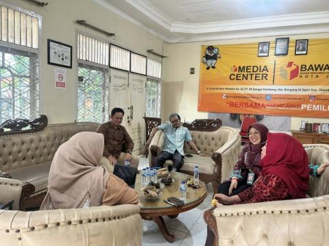 Anggota Bawaslu Provinsi Jambi, Rofiqoh Pebrianti disambut Ketua dan Anggota Bawaslu Kota Jambi, Kamis (9/4/2026). 