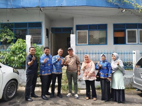 Foto bersama dan penyerahan gembok dari Kabid Aset Pemkot Jambi ke Ketua Bawaslu Kota Jambi