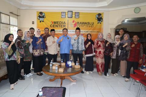 Foto Bersama Kunjungan Reses anggota DPD RI di Bawaslu Kota Jambi