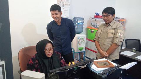 Staf Bawaslu Kota Jambi melakukan pengawasan pemutakhiran data partai politik berkelanjutan