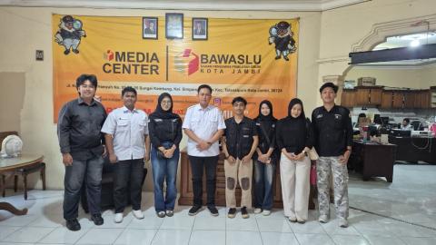 Foto bersama Ketua Bawaslu Kota Jambi Alamsah bersama mahasiswa GEMA KOJA, Rabu (2/9/2026)