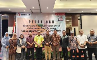 foto bersama bawaslu kota dan Provinsi dalam Pelatihan