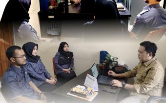 Koordiv. Pencegahan ,Parmas dan Humas; Alamsah memberikan pembekalan kepada 3 CPNS Bawaslu Kota Jambi