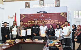 foto bersama usai Rapat Pleno PDPB di Kantor KPU Kota Jambi, Rabu (2/7/2025).