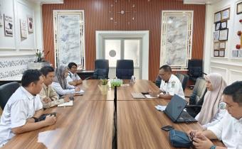 Sebelah kanan Foto adalah tim Bawaslu Kota Jambi, Urutan bawah ke atas; Ketua Bawaslu Kota Jambi;Alamsah, Kordiv P2H ;Hazairin, dan Staff; Noorlaisa, Azimuddin dan sebela kanan adalah Tim Disdukcapil Kota Jambi ; kepala bidang pengelola informasi administrasi kependudukan ; Agung Hidayat, Staff Disdukcapil, Kepala Disdukcapil ; Nirwan