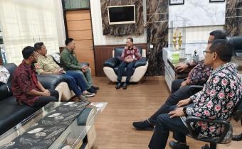 Ketua Bawaslu Kota Jambi Alamsah dan anggota Hazairin koordinasi dengan Plt Kepala BKPSDMD Kota Jambi, Pahlewi beserta Kabid Mutasi dan promosi dan Kabid PKAP