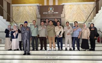 Foto Bersama Ketua dan Anggota Bawaslu, KPU dan DPRD Kota Jambi usai audiensi, Sabtu (29/11/2025) 
