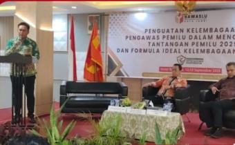 Ketua Bawaslu Kota Jambi, Memberikan sambutan pada Kegiatan Penguatan Kelembagaan, Angggota DPR RI, Puadi (Tengah) dan Ketua Bawsalu Provinsi Jambi, Wein Arifin (Kanan), Jumat (12/9/2025).