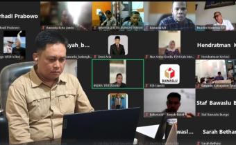 Kordiv Pencegahan, Parmas dan Humas Alamsah Sampaikan Hasil Pengawasan PDPB pada Rakor dengan Bawaslu Provinsi Jambi melalui sambungan zoom, Kamis (3/7/2025).