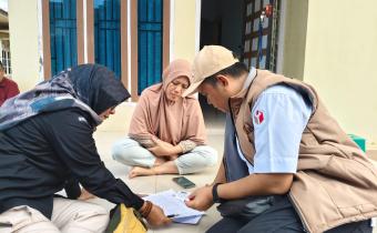 Kordiv Pencegahan, Parmas dan Humas Bawaslu Kota Jambi, Alamsah bersama anggota KPU Kota Jambi mengecek Kartu Keluarga dan KTP Pemilih.