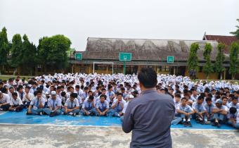 Kordiv Pencegahan, Parmas dan Humas Bawaslu Kota Jambi, Alamsah memberikan materi sosialisasi kepada siswa SMA N 9 Kota Jambi