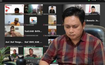 Kordiv Pencegahan, Parmas dan Humas Bawaslu Kota Jambi, Alamsah mengikuti rapat Koordinasi melalui sambungan zoom.