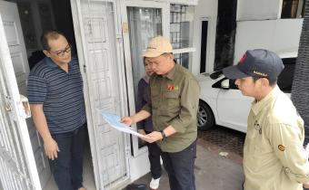 Ketua Bawaslu Alamsah dan anggota Hazairin mencocokan data pemilih di Kelurahan Mayang Mangurai, Selasa (2/12/2025) 