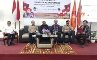 Anggota Bawaslu RI Puadi (dua dari kiri) bersama narasumber Literasi data pengawasan pemilu dan bedah buku di Universitas Jambi, Kamis (4/12/2025) 