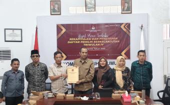 Penyerahan Berita Acara Rapat Pelno PDPB Triwulan IV dari Ketua KPU Kota Jambi Ke Anggota Bawaslu Kota Jambi, Senin (8/12/2025) 