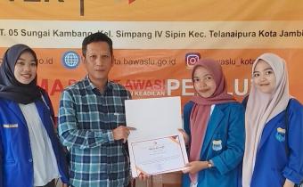 Foto Bersama penyerahan sertifikat penghargaan diskusi konsolidasi demokrasi kepada PC Kopri PMII Kota Jambi, Selasa (10/2/2026). 
