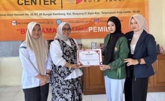 Foto bersama penyerahan sertifikat diskusi konsolidasi demokrasi dengan Kohati Cabang Jambi