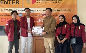 Foto Bersama Penyerahan sertifikat diskusi konsolidasi demokrasi dengan PC IMM Kota Jambi